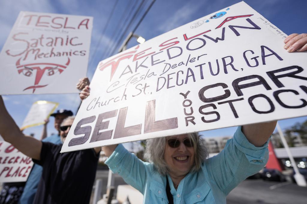 喬治亞州民眾上周六到Tesla一間經銷商示威,抗議行政總裁馬斯克「干政」。(美聯社)