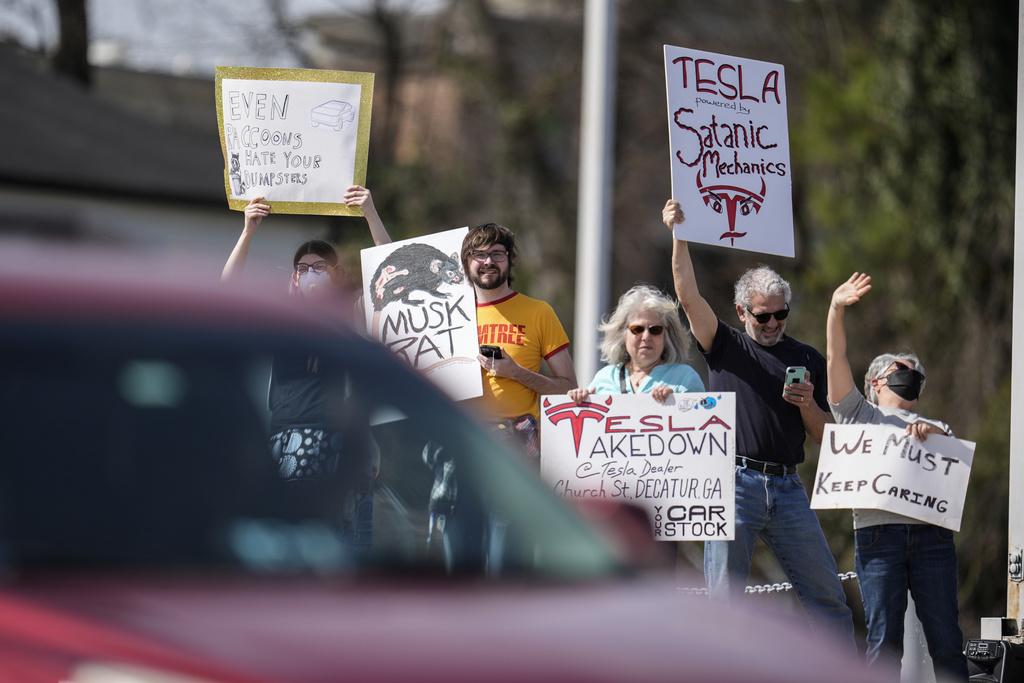 喬治亞州民眾上周六到Tesla一間經銷商示威,抗議行政總裁馬斯克「干政」。(美聯社)