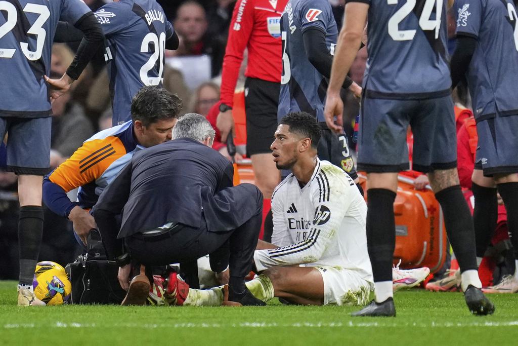 比寧咸被換走後,在後備席以冰敷膝部,安察洛堤稱問題不大。(美聯社)