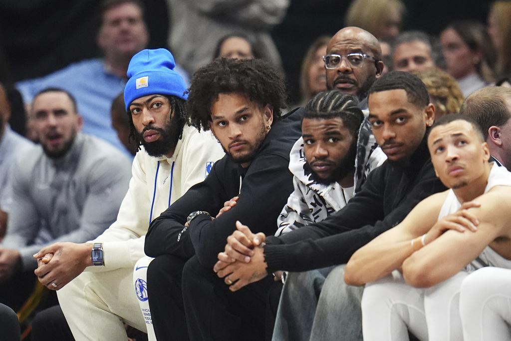 安東尼戴維斯等一眾獨行俠傷兵只能場邊看球。(美聯社)