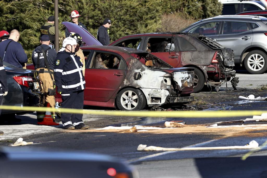 小型飛機墜落一處退休人士社區的停車場,多輛汽車受波及,著火焚燒。(美聯社)
