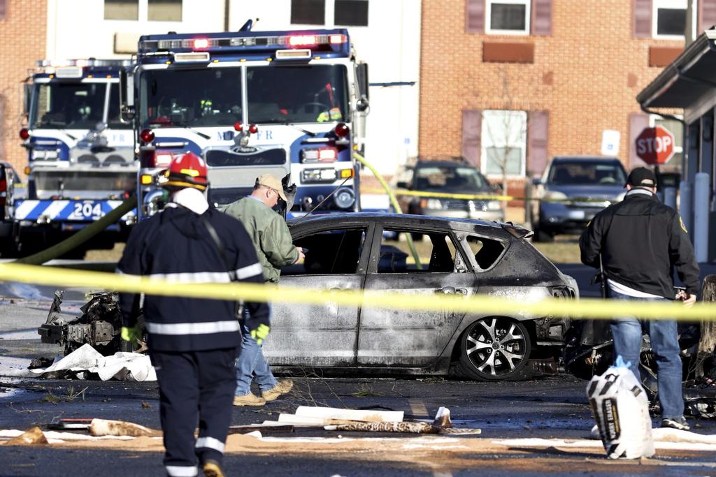 小型飛機墜落一處退休人士社區的停車場,多輛汽車受波及。(美聯社)