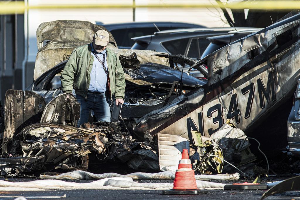 小型飛機墜落一處退休人士社區的停車場爆炸起火,機身嚴重焚毀。(美聯社)