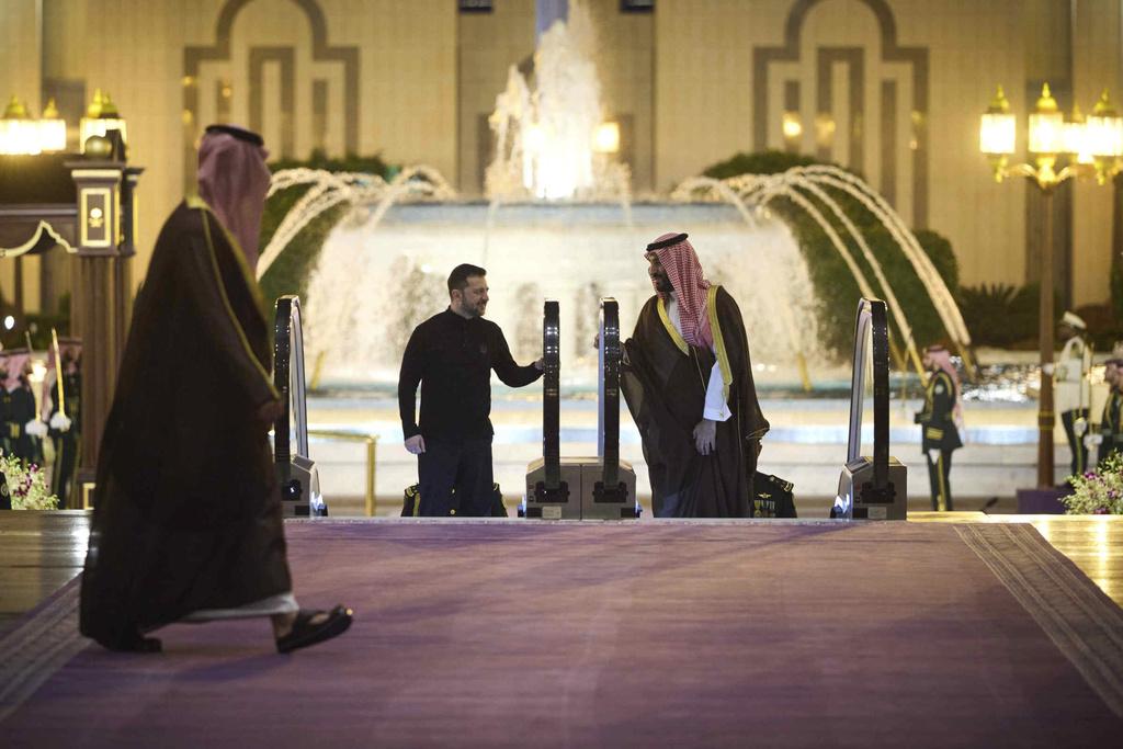 沙特王儲薩爾曼周一在吉達王宮會見澤連斯基。(美聯社)