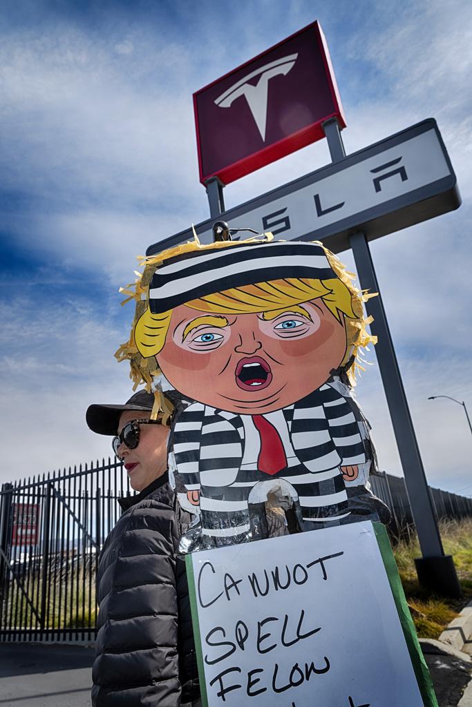 波士頓民眾周六聚集在Tesla一處銷售點外示威,對特朗普及馬斯克表達不滿。(美聯社)