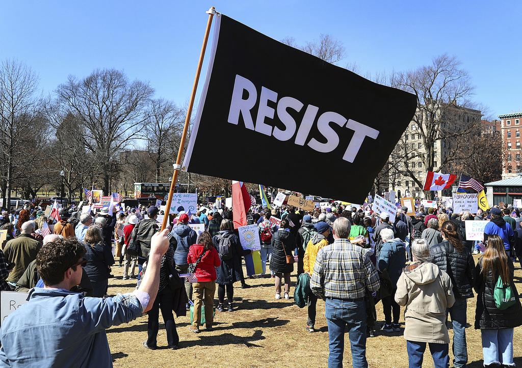 波士頓民眾周六聚集在Tesla一處銷售點外示威,對特朗普及馬斯克表達不滿。(美聯社)