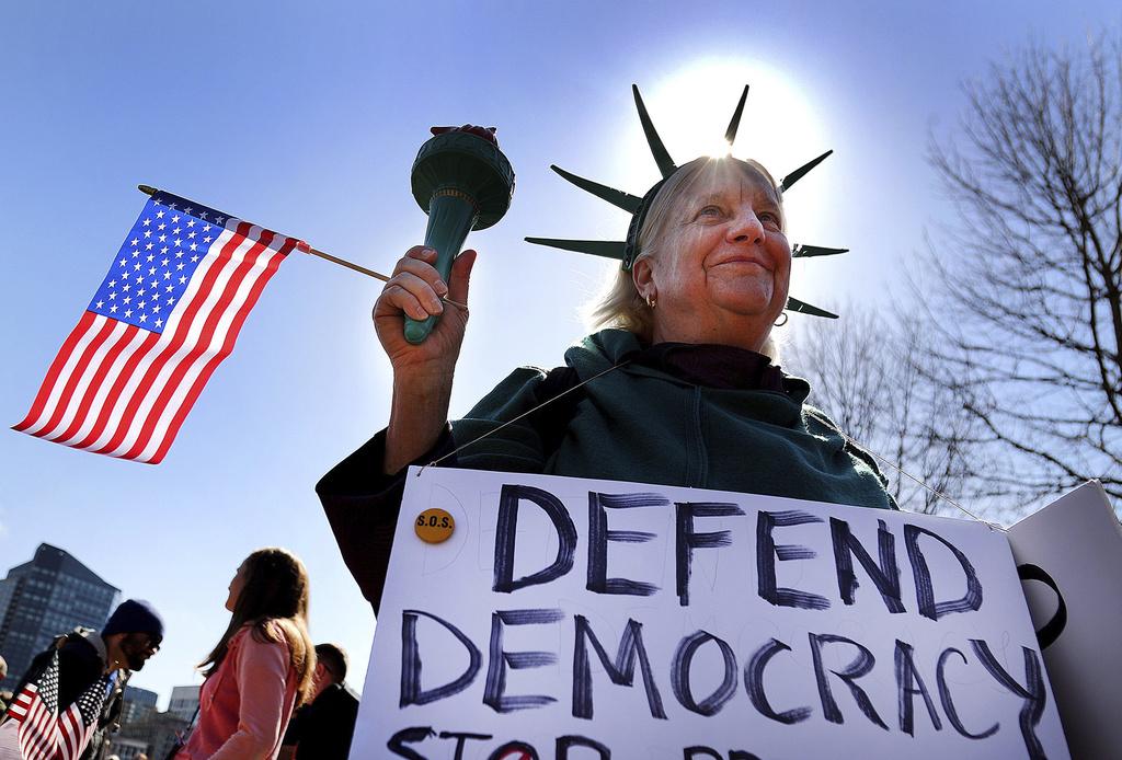 波士頓民眾周六聚集在Tesla一處銷售點外示威,對特朗普及馬斯克表達不滿。(美聯社)