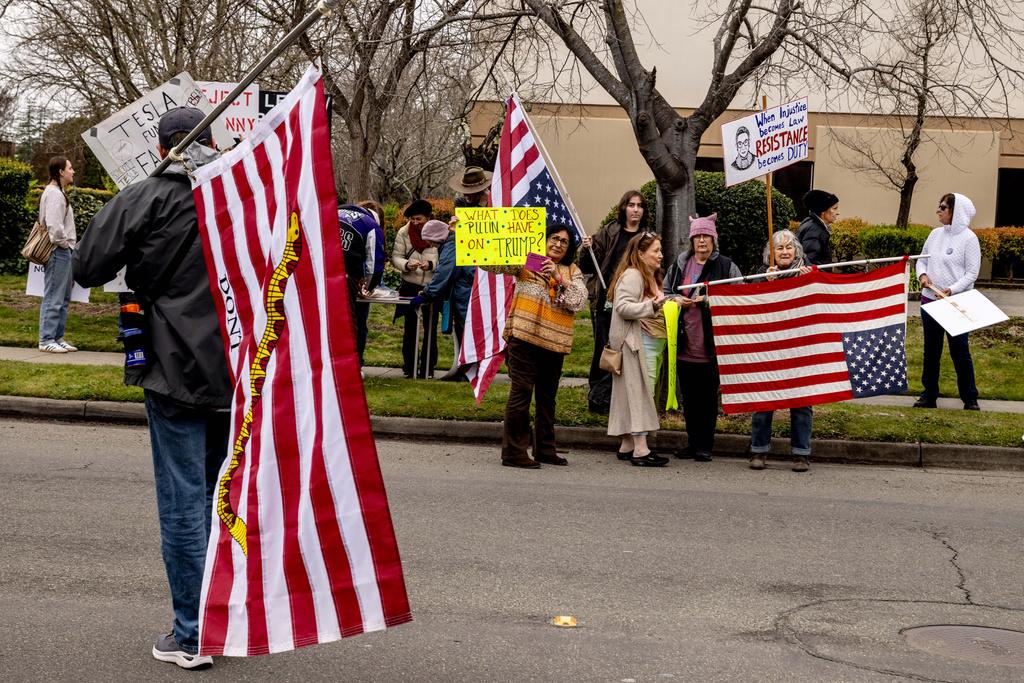 加州民眾周六聚集在Tesla一處銷售點外示威,對特朗普及馬斯克表達不滿。(美聯社)