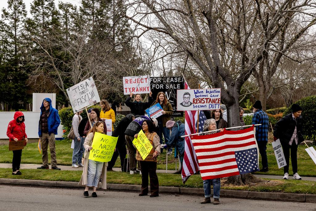 加州民眾周六聚集在Tesla一處銷售點外示威,對特朗普及馬斯克表達不滿。(美聯社)