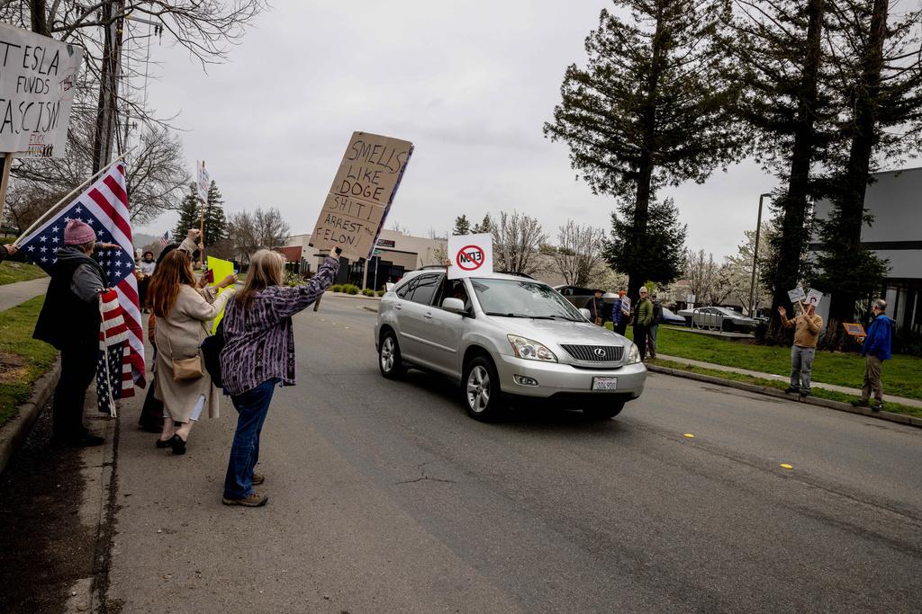 加州民眾周六聚集在Tesla一處銷售點外示威,對特朗普及馬斯克表達不滿。(美聯社)