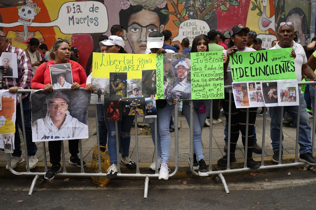 委內瑞拉民眾周二在首都加拉加斯遊行示威,抗議美國把委國黑幫成員送到薩爾瓦多監禁。(美聯社)