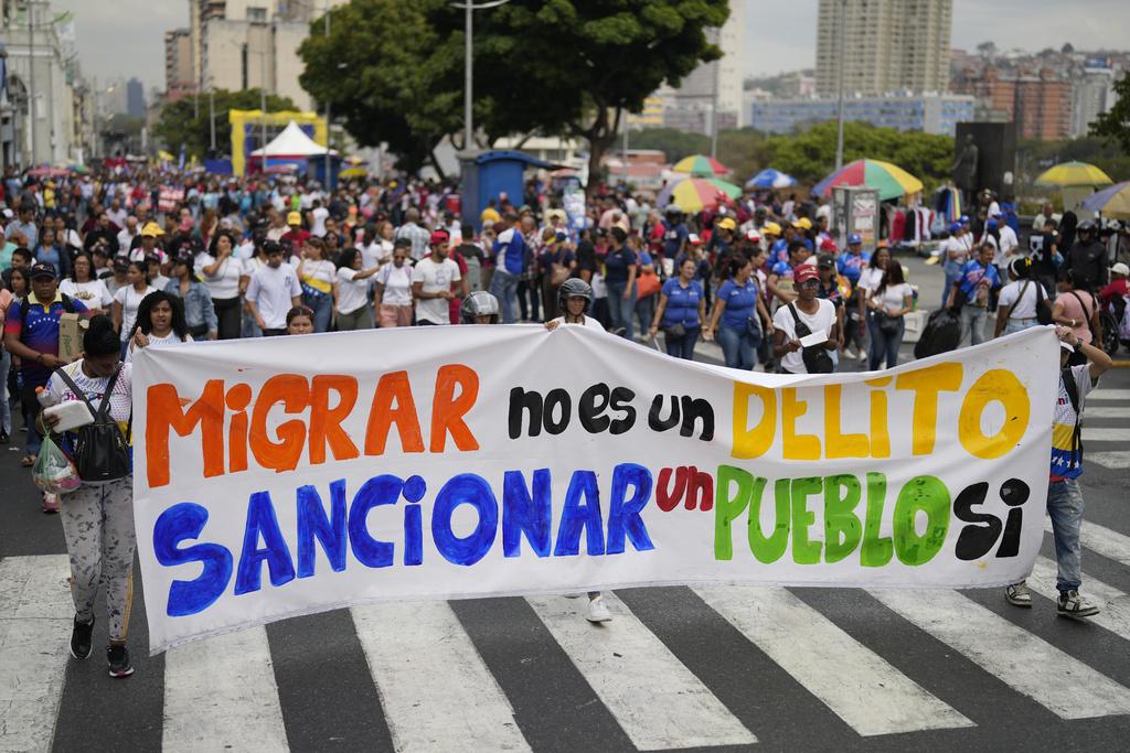 委內瑞拉民眾周二在首都加拉加斯遊行示威,抗議美國把委國黑幫成員送到薩爾瓦多監禁。(美聯社)