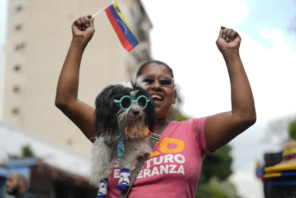 委內瑞拉民眾周二在首都加拉加斯遊行示威,抗議美國把委國黑幫成員送到薩爾瓦多監禁。(美聯社)