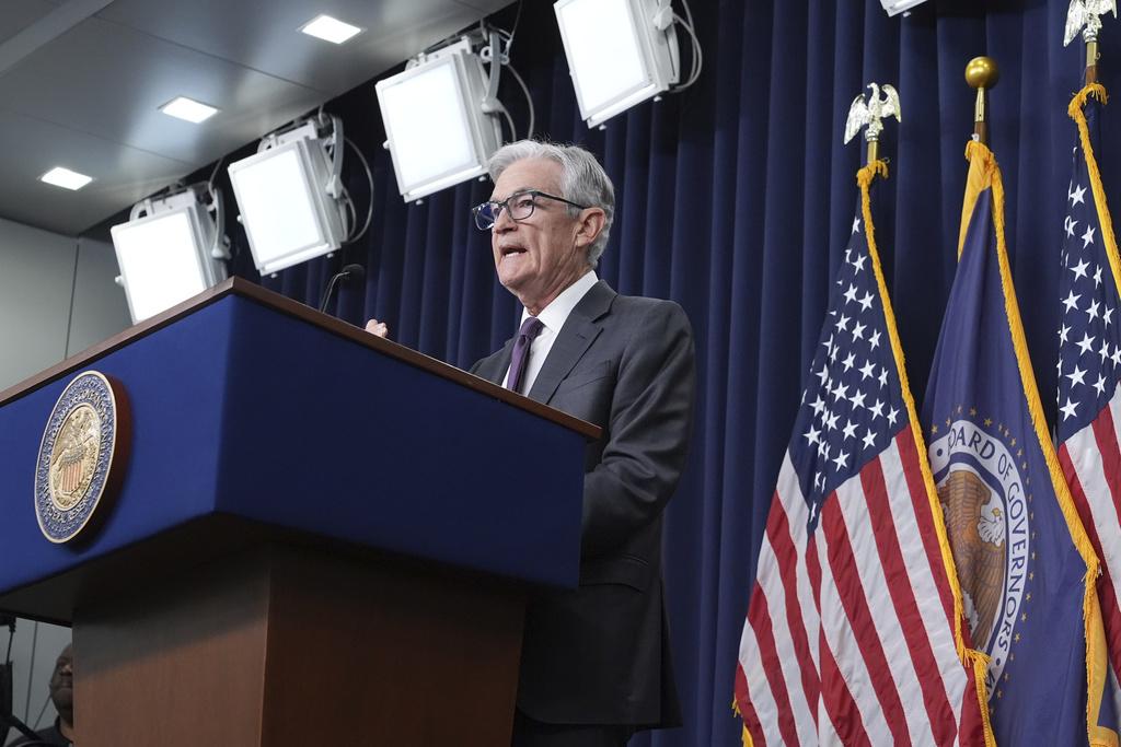 聯儲局維持利率不變,主席鮑威爾重申局方不急於啟動減息。(AP)