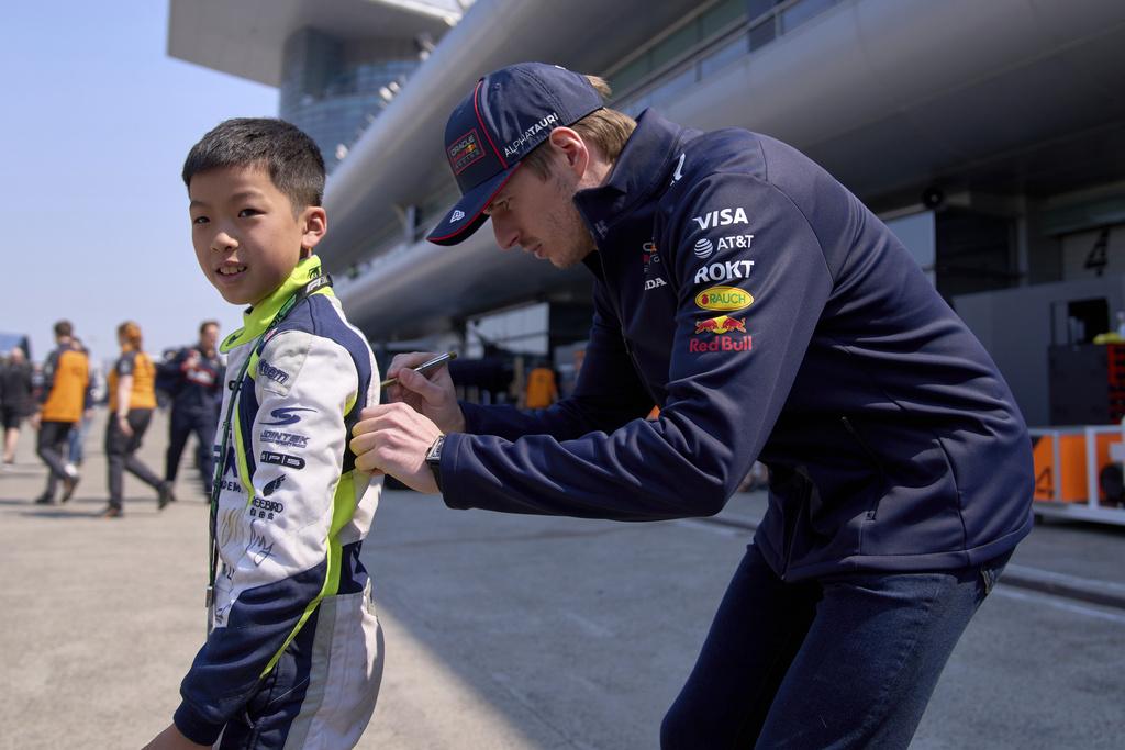 去年總冠軍韋斯特本為小朋友簽名。(美聯社)