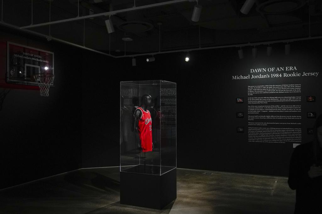 佐敦(Michael Jordan)出道首件公牛波衫,以421.5萬美元賣出。