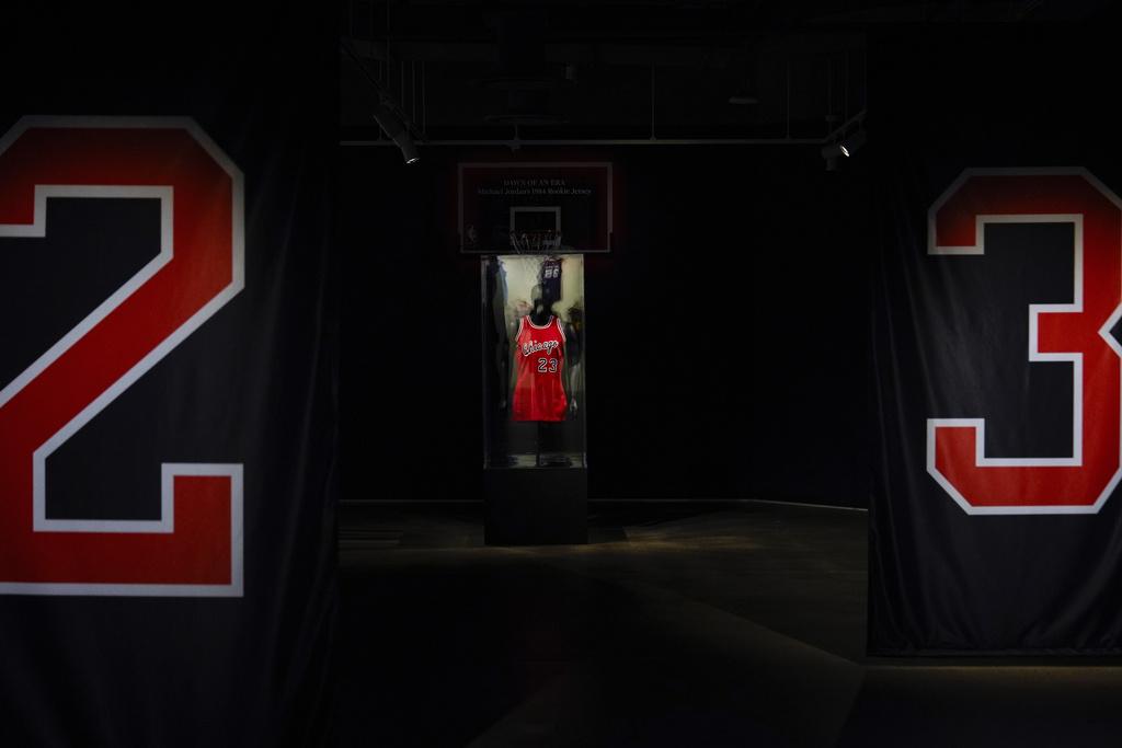 佐敦(Michael Jordan)出道首件公牛波衫,以421.5萬美元賣出。