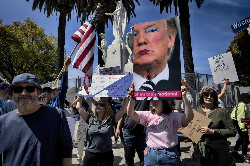 加州民眾上周六在洛杉磯聯邦大樓及國家公墓外集會,抗議特朗普政府新政策。(美聯社)