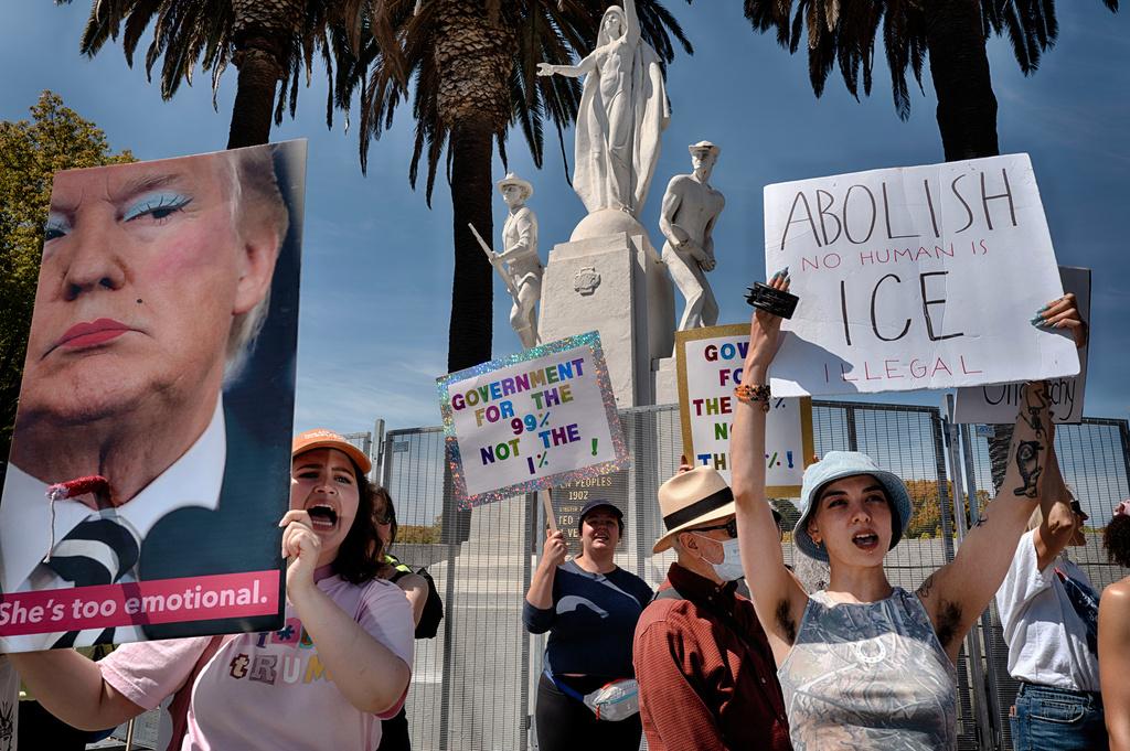 加州民眾上周六在洛杉磯聯邦大樓及國家公墓外集會,抗議特朗普政府新政策。(美聯社)