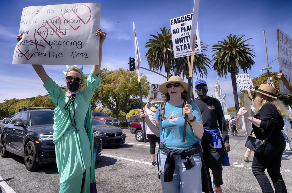 加州民眾上周六在洛杉磯聯邦大樓及國家公墓外集會,抗議特朗普政府新政策。(美聯社)