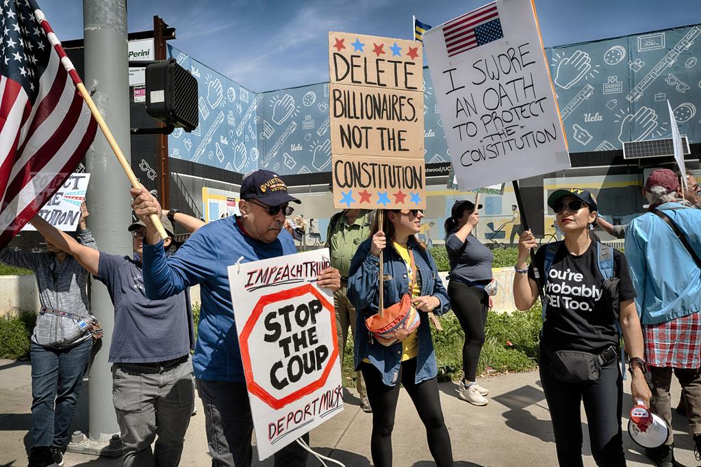 加州民眾上周六在洛杉磯聯邦大樓及國家公墓外集會,抗議特朗普政府新政策。(美聯社)