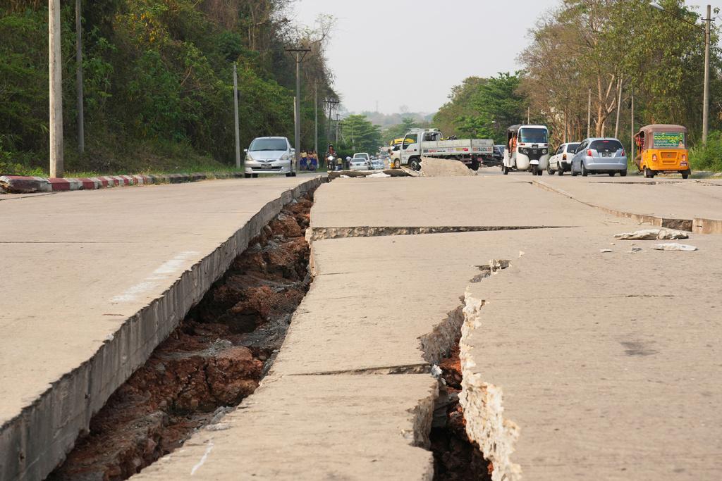 內比都的道路在地震中受損。(美聯社)