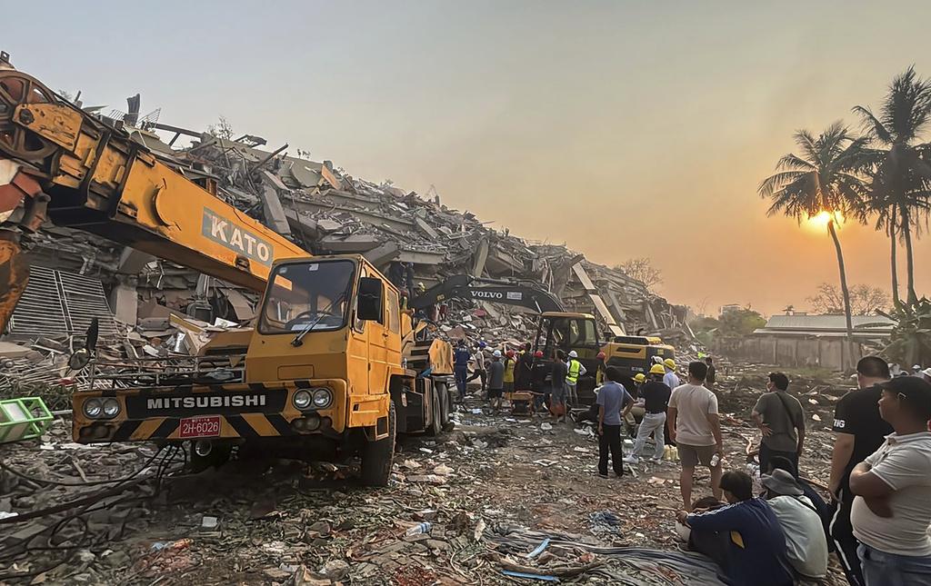 緬甸地震災情, 圖為曼德勒天空別墅公寓倒塌現場。(美聯社)
