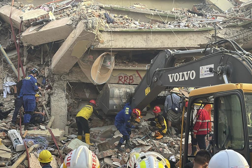 緬甸地震災情, 圖為曼德勒天空別墅公寓倒塌現場,救援人員周日加緊搜救。(美聯社)