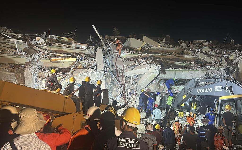 緬甸地震災情, 圖為曼德勒天空別墅公寓倒塌現場,救援人員周日加緊搜救。(美聯社)