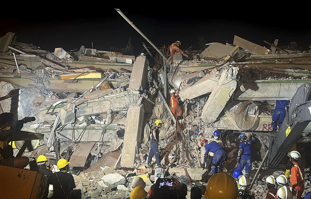 緬甸地震災情, 圖為曼德勒天空別墅公寓倒塌現場,救援人員周日加緊搜救。(美聯社)