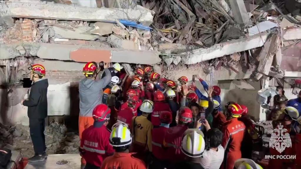 緬甸地震災情, 中國與俄羅斯搜救隊周日在曼德勒災區中救出一名被困逾兩日的女子。(美聯社)