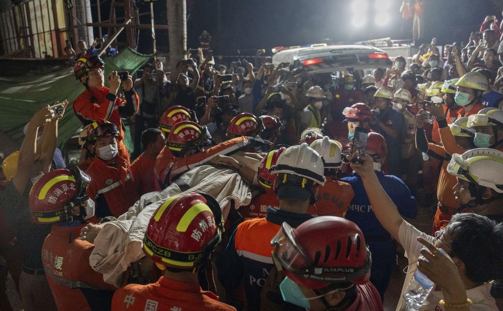 緬甸地震災情, 中國搜救隊周一凌晨在曼德勒Great Wall酒店瓦礫堆中救出一名生還者。(美聯社)