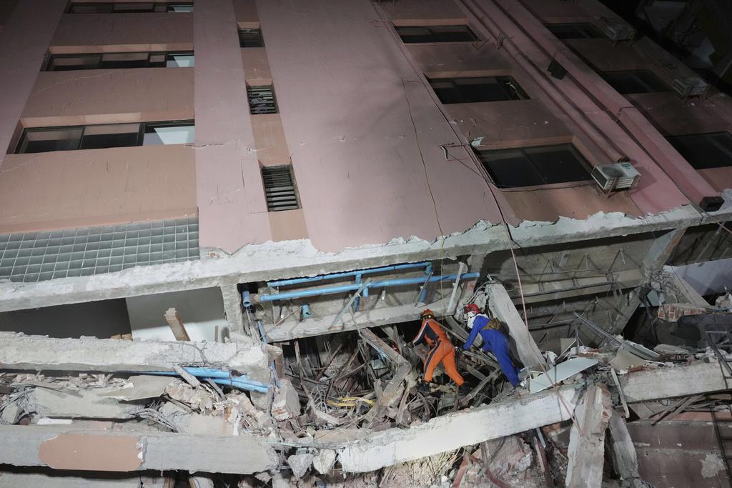 緬甸地震災情, 圖為曼德勒倒場房屋。(美聯社)