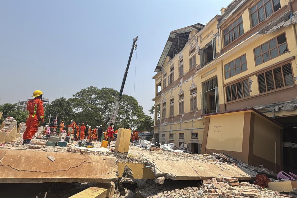 緬甸地震, 圖為緬甸與印度救援隊周一在曼德勒U hla thein佛寺搜救。(美聯社)