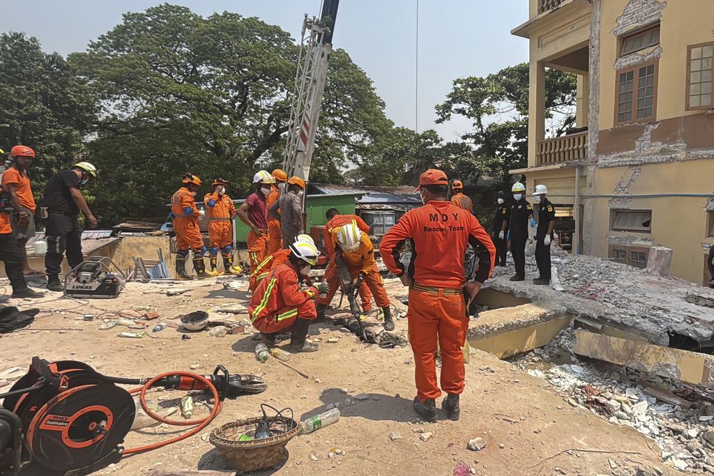 緬甸地震, 圖為緬甸與印度救援隊周一在曼德勒U hla thein佛寺搜救。(美聯社)