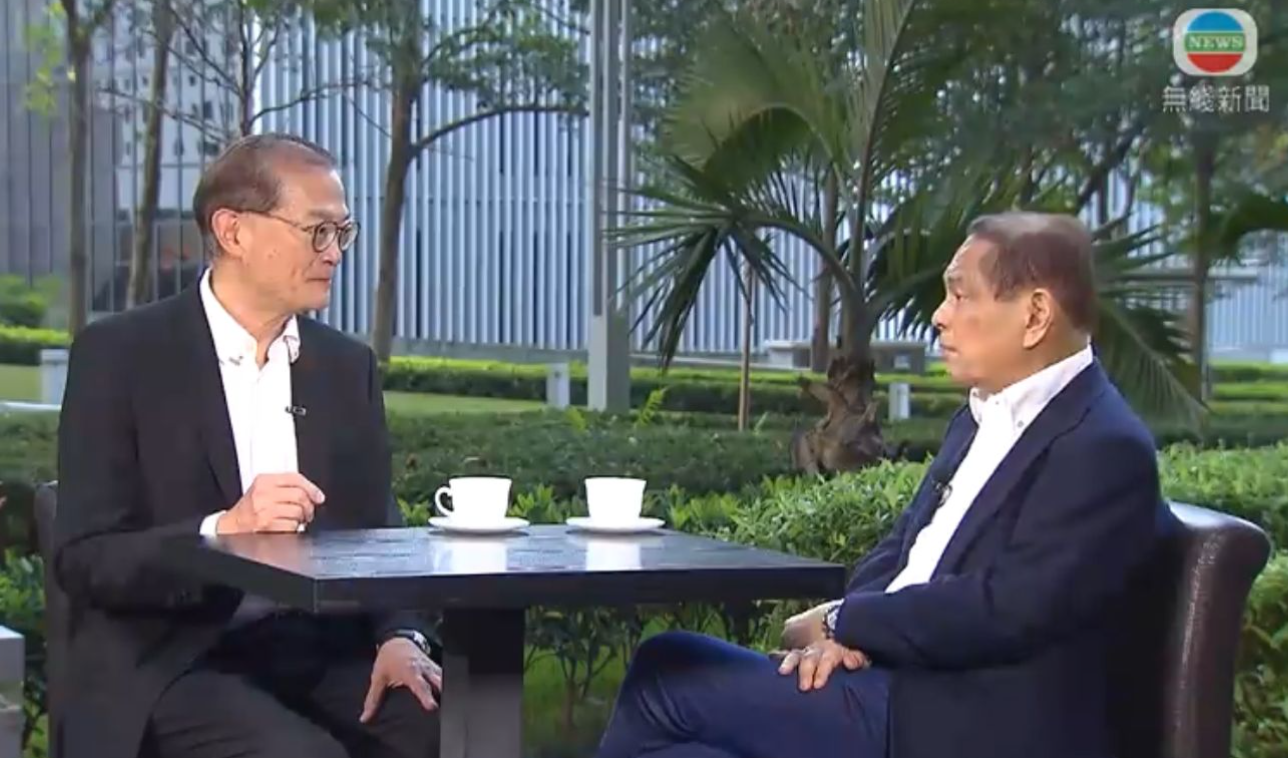 現時已戒煙的何柱國,與盧寵茂在吸煙與健康委員會《齊建無煙香港》電視專題節目對談。(無綫電視畫面)