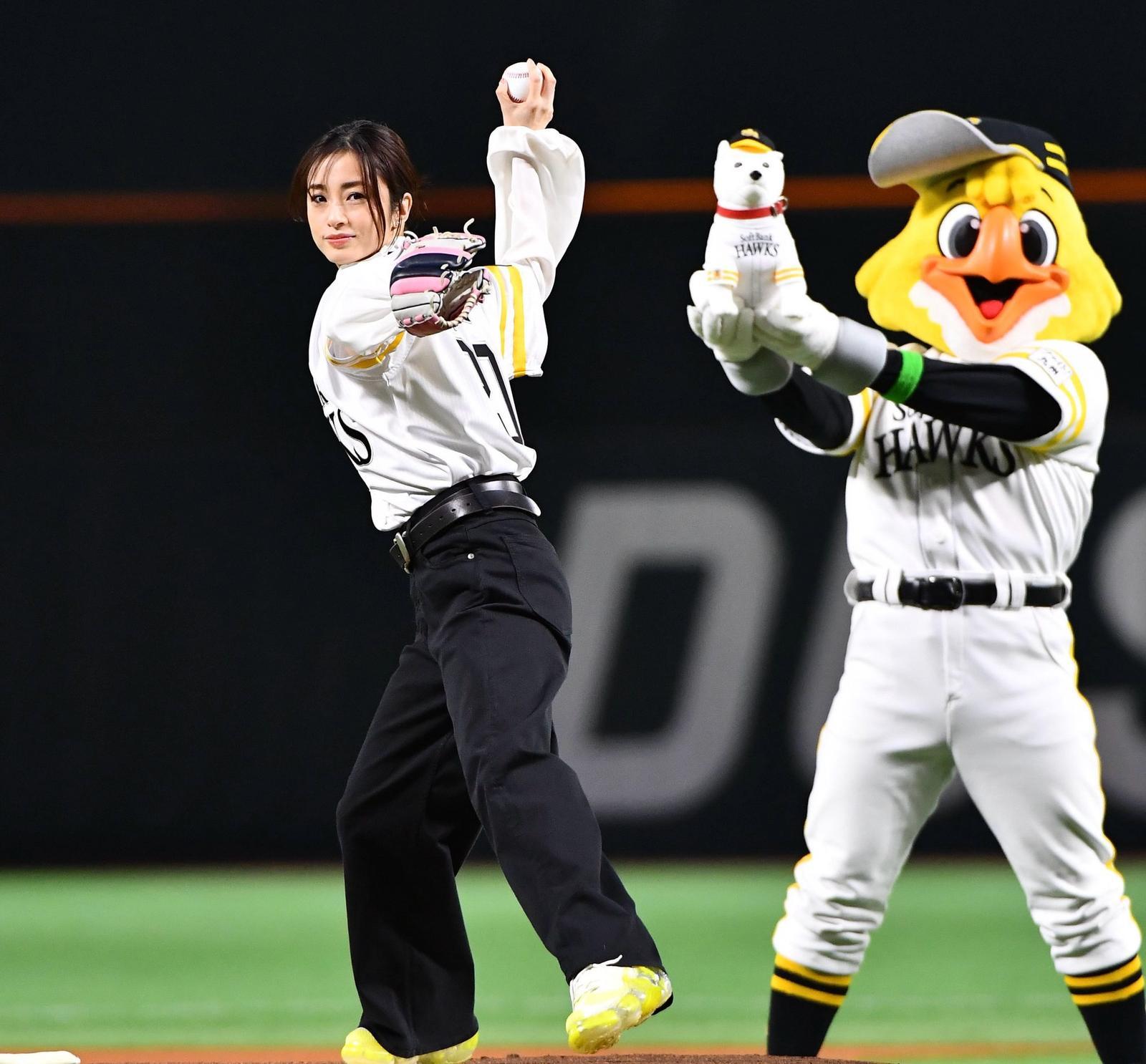 上戶彩穿上20號印有其大名「AYA」的球衣負責開球。