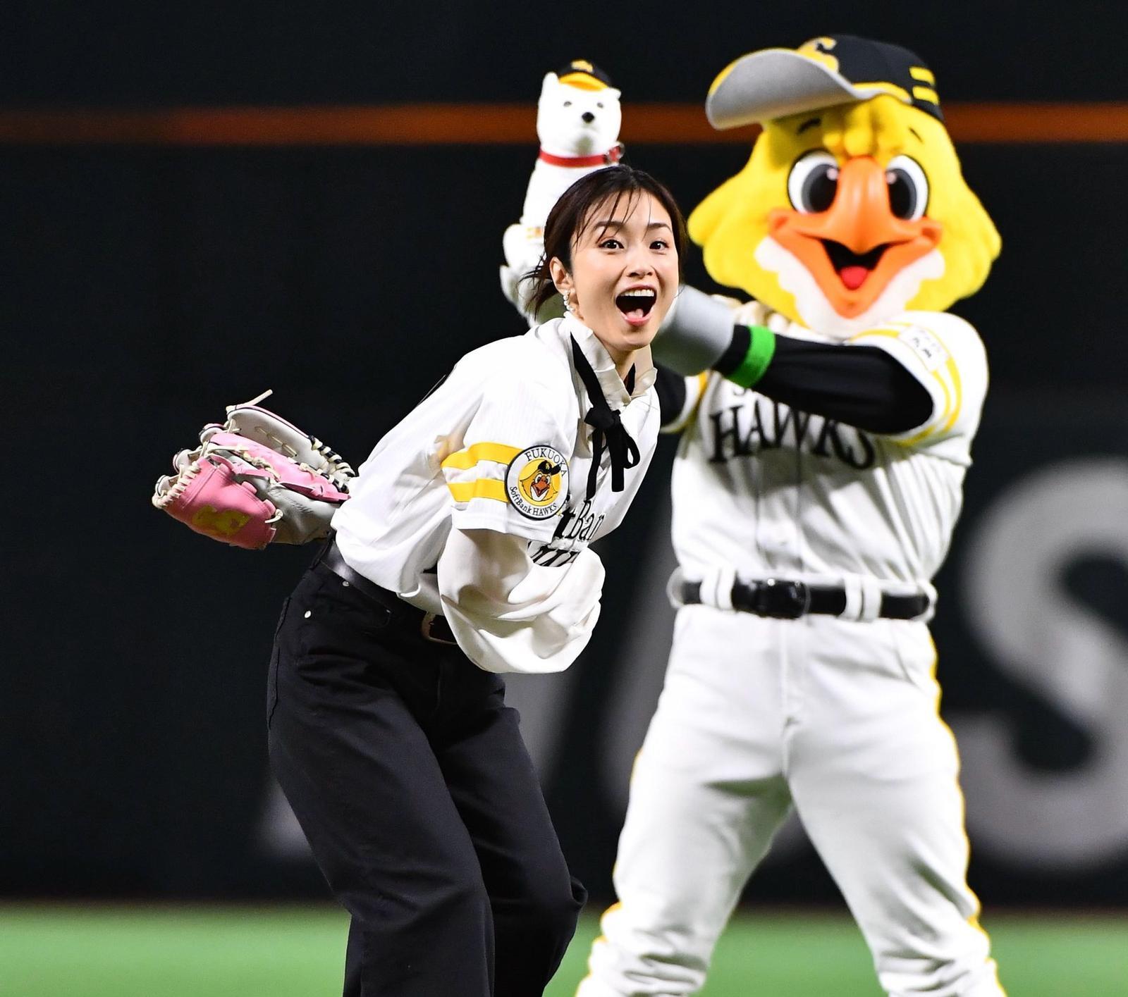 上戶彩保養得宜,就算是三兒之母仍未見走樣。