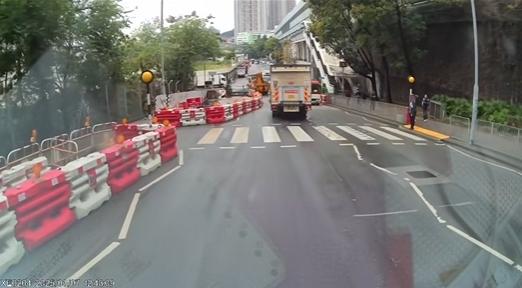 油塘發生校巴撞倒學生意外。(fb「車cam L(香港群組)」截圖)