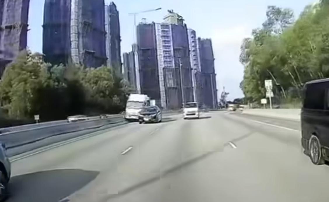 屯門公路發生驚險交通意外。(fb「屯門公路塞車關注組」截圖)