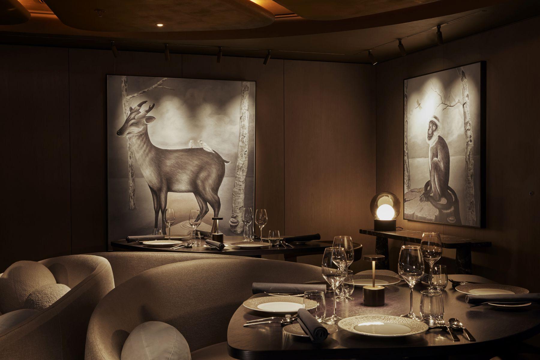 牆上掛滿別緻的森林及動物畫作。