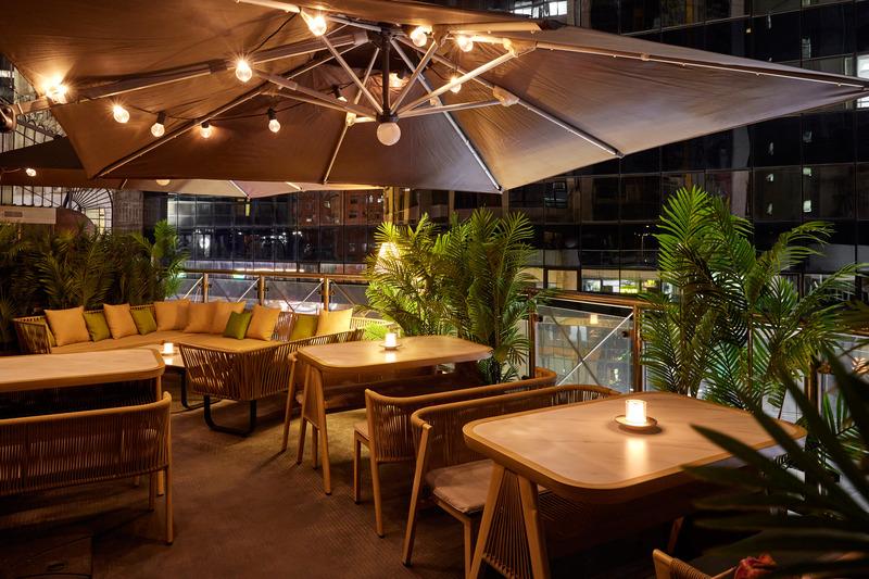 露台區提供單點及套餐,用餐氣氛更輕鬆。