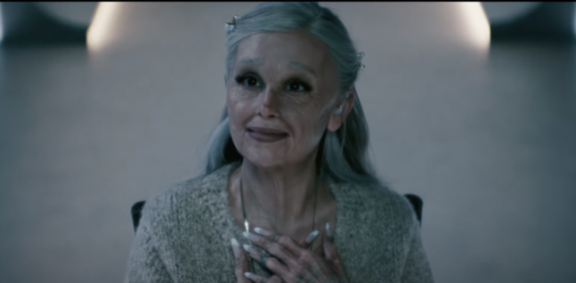 Ariana Grande在《Brighter Days Ahead》MV,化了個扮阿婆的老妝。