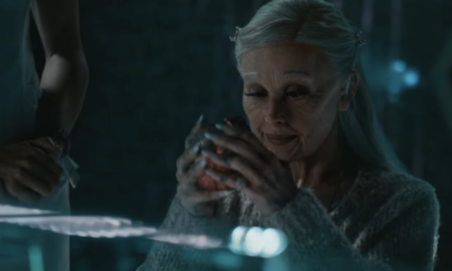 在《Brighter Days Ahead》MV,Ariana Grande變身祖母形象出鏡,所有人都認不出她。