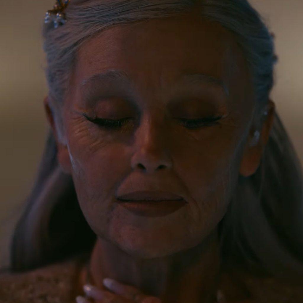 Ariana Grande扮阿婆維妙維肖。