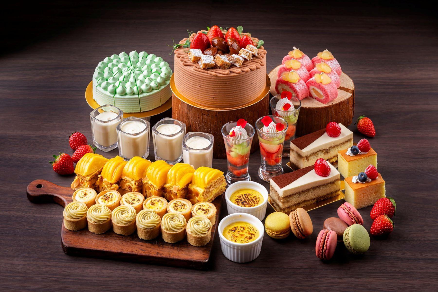 甜品有柚子白朱古力芝士餅、櫻花車厘子士多啤梨戚風蛋糕、士多啤梨雪媚娘、芒果拿破崙等。