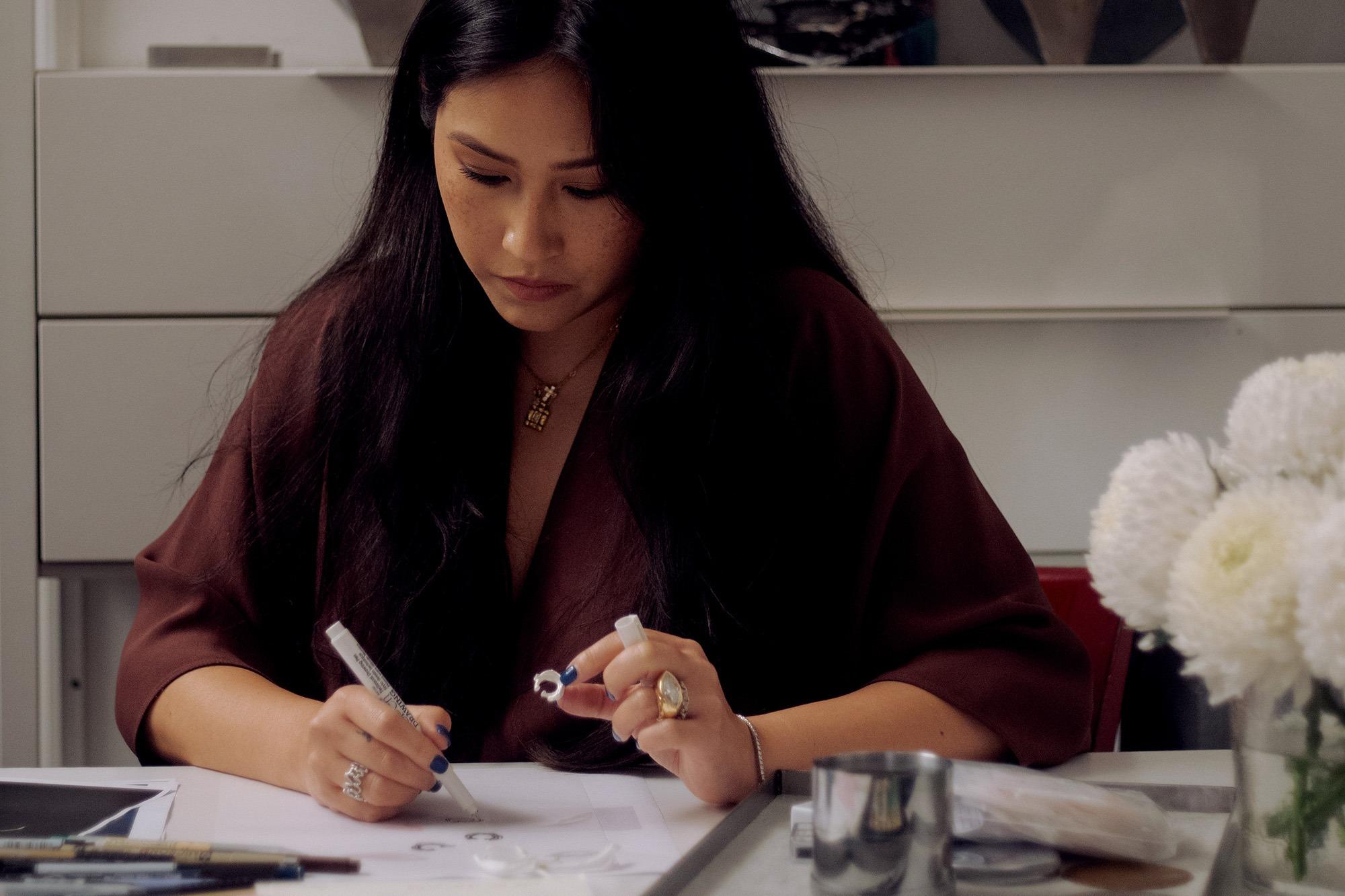 Aesop與曼谷高級珠寶設計師Patcharavipa Bodiratnangk合作,將香水的靈感概念轉化為可被穿戴的飾品。