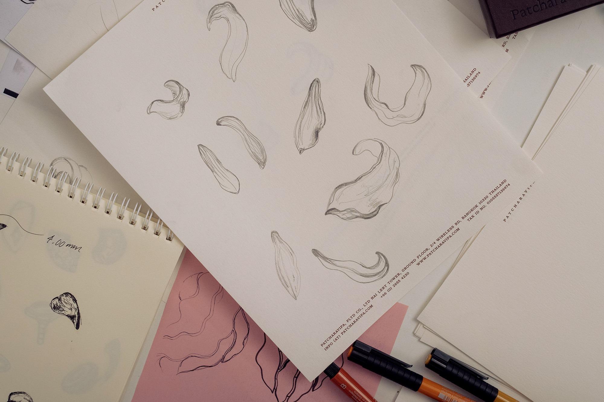 Aesop與曼谷高級珠寶設計師Patcharavipa Bodiratnangk合作,將香水的靈感概念轉化為可被穿戴的飾品。