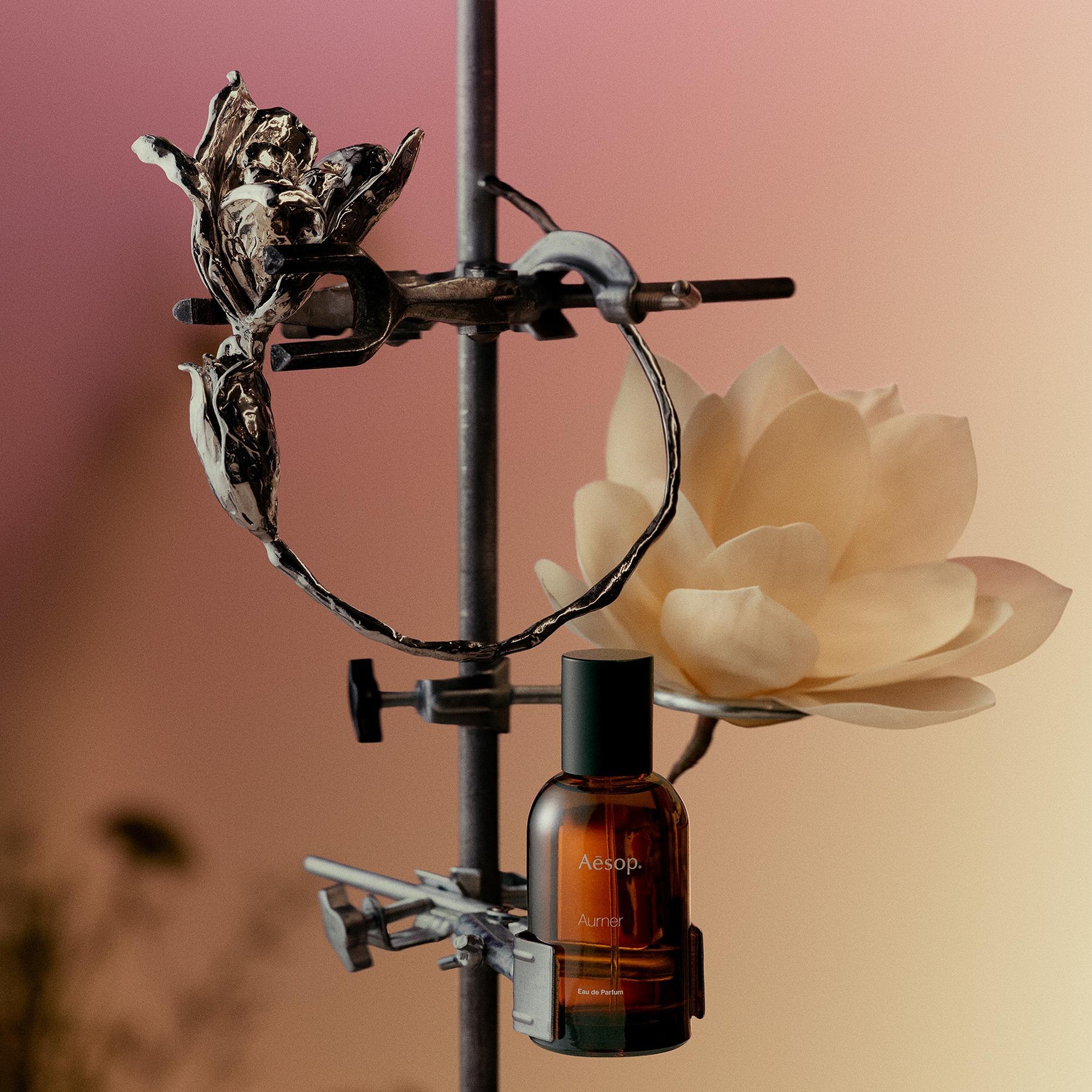 Patcharavipa將詠香水中的情感張力,具象化為珠寶作品。