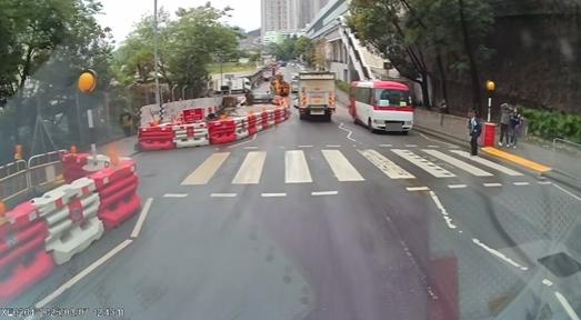 油塘發生校巴撞倒學生意外。(fb「車cam L(香港群組)」截圖)